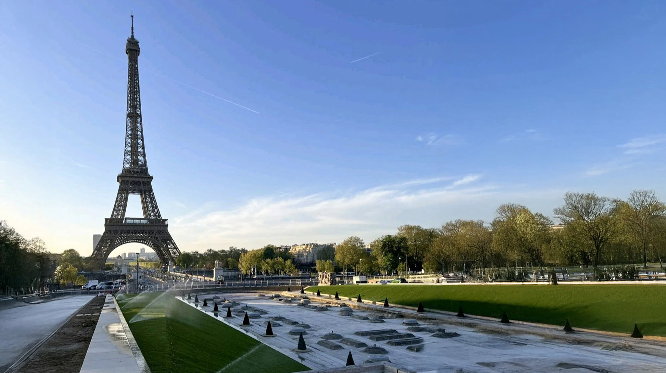 Sc&egrave;ne ext&eacute;rieure urbaine parisienne avec la Tour Eiffel dominant l'horizon depuis les jardins du Trocad&eacute;ro