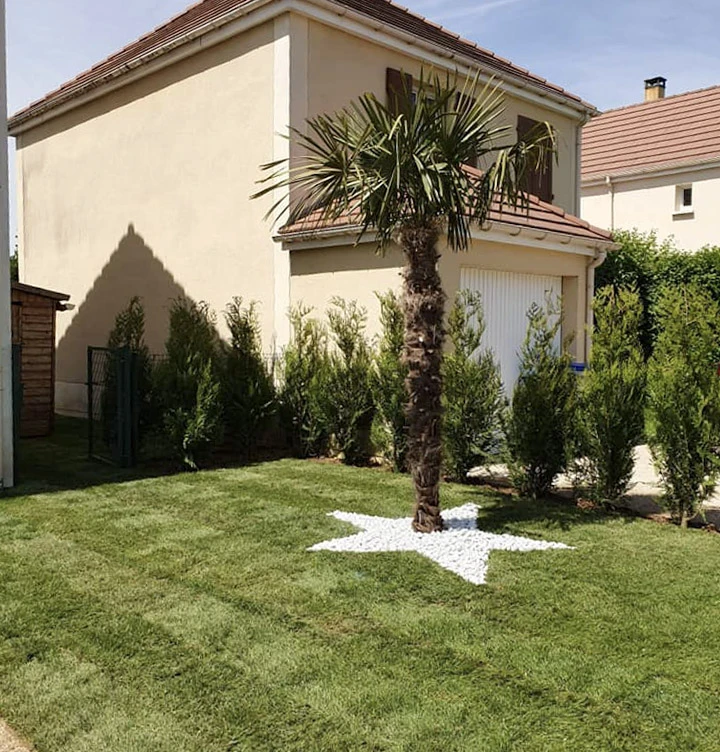 Extérieur d'un ensemble résidentiel moderne avec immeubles d'appartements à façades blanches et balcons filants