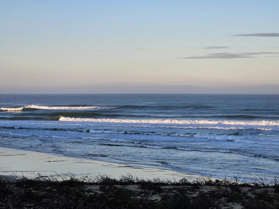 Extérieur d'un ensemble résidentiel moderne avec immeubles d'appartements à façades blanches et balcons filants