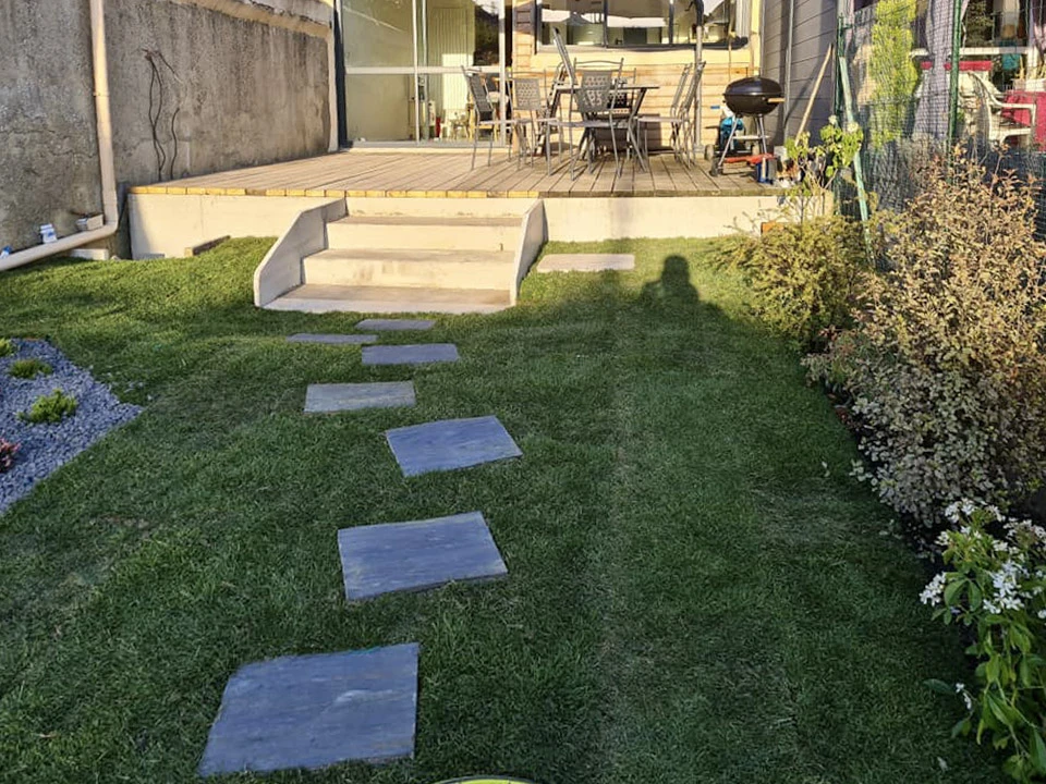 Espace extérieur résidentiel avec aménagement paysager récent