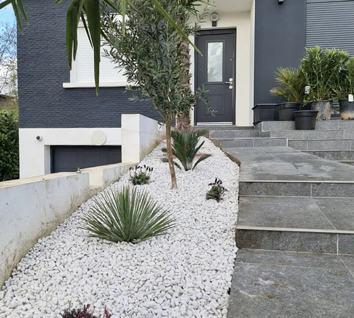 Jardin résidentiel avec allée de pas japonais en pierre naturelle traversant une pelouse verte entretenue