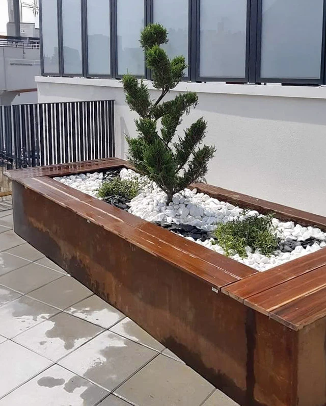 Jardin contemporain avec aménagement paysager moderne