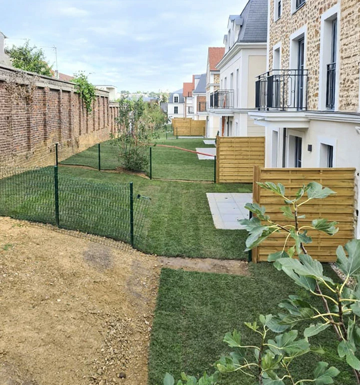 Jardin japonais paysagé avec bassin d'eau verte au premier plan bordé de végétation ornementale et rochers décoratifs