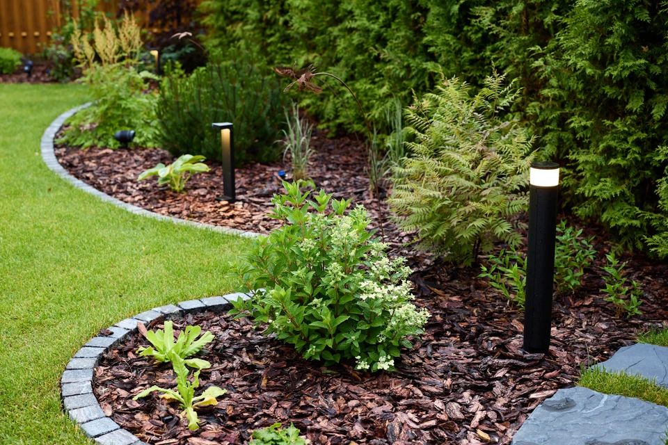 Jardin extérieur avec fontaine décorative à plusieurs niveaux en pierre sculptée